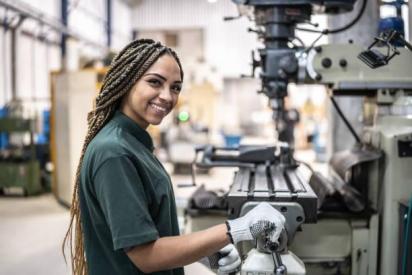 Usine afrique jeune femme